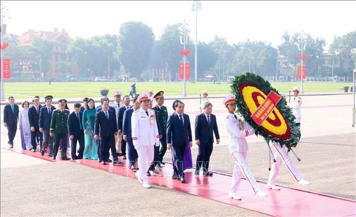Đoàn đại biểu Thành ủy, HĐND, UBND, Ủy ban MTTQ Việt Nam thành phố Hà Nội đến đặt vòng hoa và vào Lăng viếng Chủ tịch Hồ Chí Minh. Ảnh: Phạm Kiên/TTXVN
