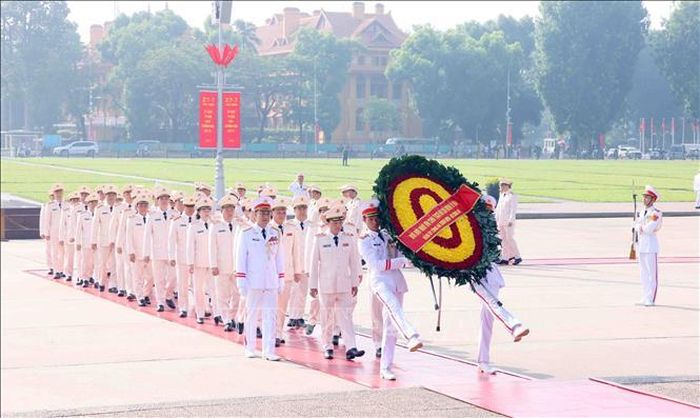 Đoàn đại biểu Đảng ủy Công an Trung ương - Bộ Công an đến đặt vòng hoa và vào Lăng viếng Chủ tịch Hồ Chí Minh. Ảnh: Phạm Kiên/TTXVN
