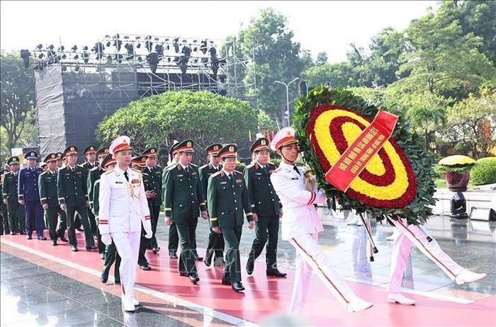 Đoàn đại biểu Quân ủy Trung ương và Bộ Quốc phòng đặt vòng hoa tưởng niệm các Anh hùng liệt sĩ. Ảnh: Minh Đức/TTXVN