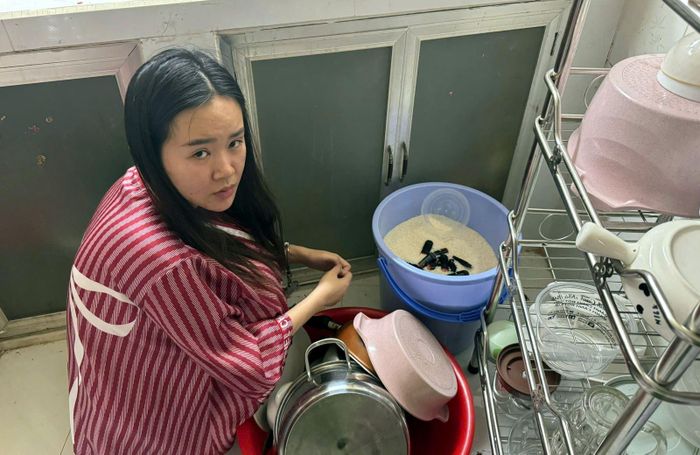 Đối tượng Huỳnh Ngọc Thúy Như và tang vật là các đầu đốt tinh dầu chứa ma túy Etomidate được giấu trong thùng gạo.