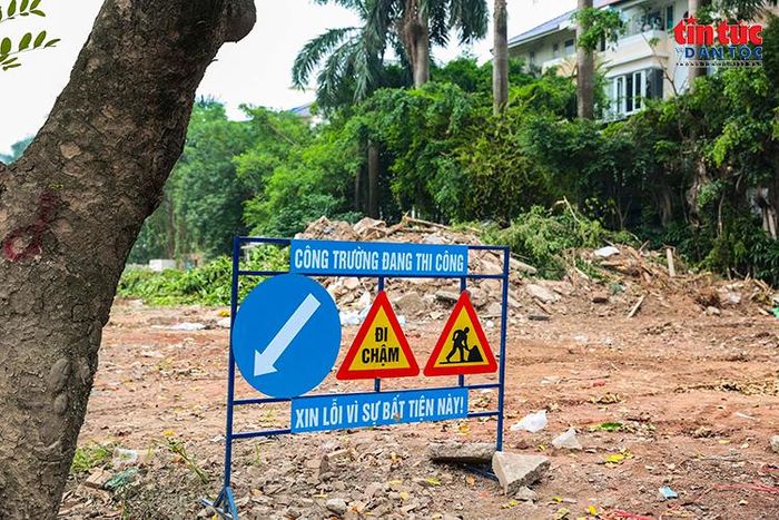 Biển cảnh báo được đặt tại khu vực thi công, nhắc người tham gia giao thông giảm tốc độ.
