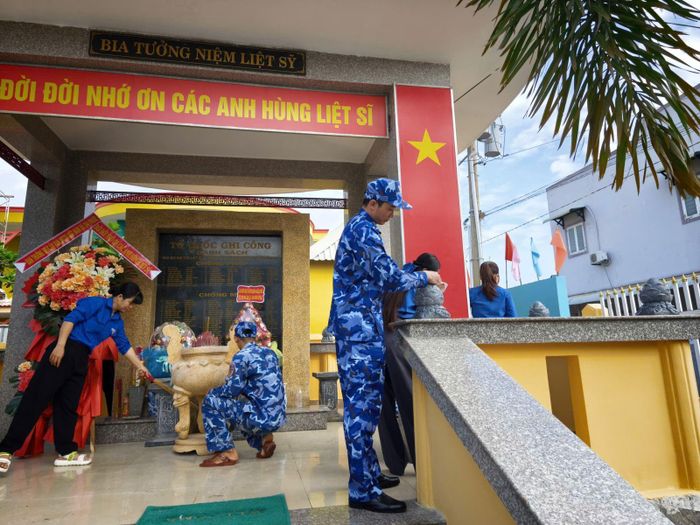 Cán bộ, chiến sĩ cùng đoàn viên, thanh niên vệ sinh, chỉnh trang khuôn viên nghĩa trang, chăm sóc hơn 500 phần mộ liệt sĩ...