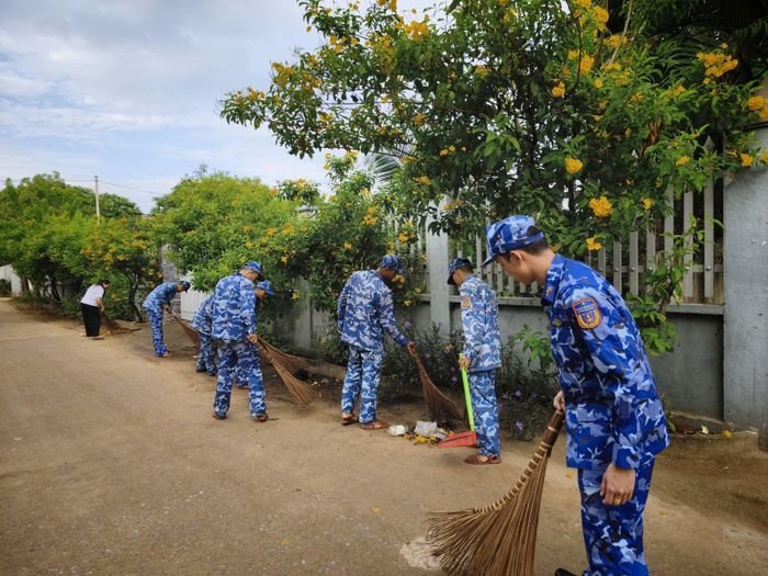 Các lực lượng cùng tham gia vệ sinh môi trường, phát quang cây cỏ, thu gom rác thải, chỉnh trang hơn 5 km tuyến đường liên ấp, liên xã, thu gom và xử lý khoảng 3 tấn rác.