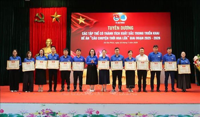 Lãnh đạo Thành đoàn Hải Phòng biểu dương các đơn vị tiêu biểu triển khai đề án “Câu chuyện thời hoa lửa”. Ảnh: Minh Thu/TTXVN