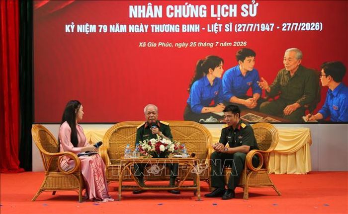 Thượng sỹ Nguyễn Văn Tập - người chiến sĩ lái xe tăng mang số hiệu 390 húc đổ cổng Dinh Độc lập vào đúng 10h 45 phút ngày 30/4/1975 giao lưu với thanh niên Hải Phòng. Ảnh: Minh Thu/TTXVN