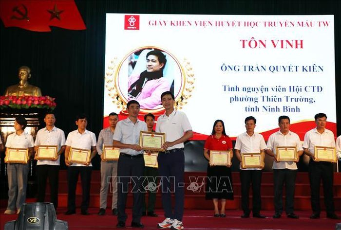 Trao Giấy khen của Viện Huyết học - Truyền máu Trung ương cho các tập thể, gia đình, cá nhân tiêu biểu trong phong trào hiến máu tình nguyện tỉnh Ninh Bình.