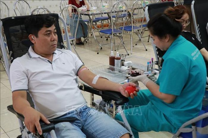 Người dân tỉnh Ninh Bình tham gia hiến máu tình nguyện.