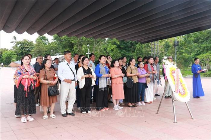 Đằng sau những lễ tưởng niệm trang nghiêm là những ngày làm việc không kể giờ giấc.