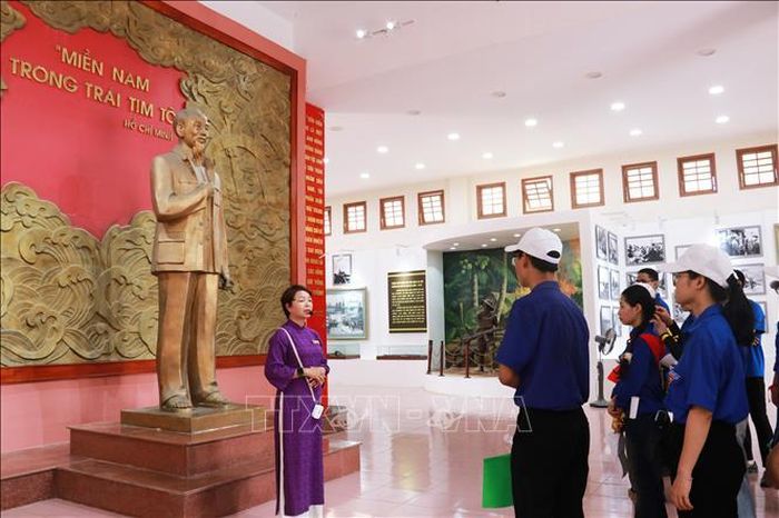 Để phục vụ lượng khách tăng cao, Ban quản lý Di tích quốc gia đặc biệt Đôi bờ Hiền Lương - Bến Hải huy động toàn bộ cán bộ, nhân viên làm việc liên tục từ sáng đến tối, bảo đảm luôn có người hướng dẫn tại di tích.