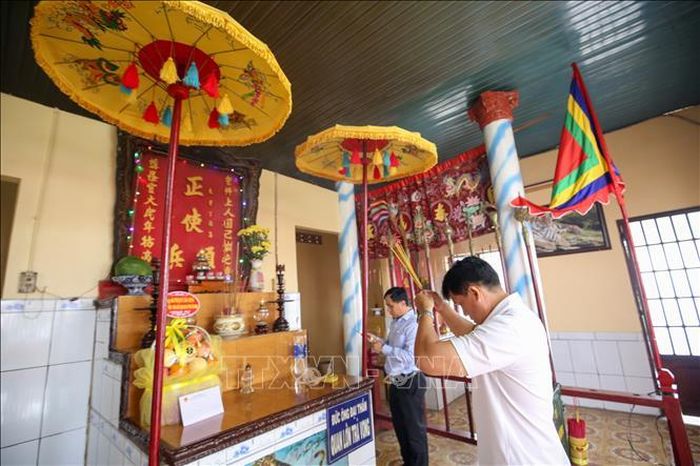Đền thờ Quan lớn Trà Vong cũng là địa điểm thu hút đông đảo người dân trong và ngoài địa phương đến viếng, thắp nhang, góp phần gìn giữ tín ngưỡng dân gian truyền thống.