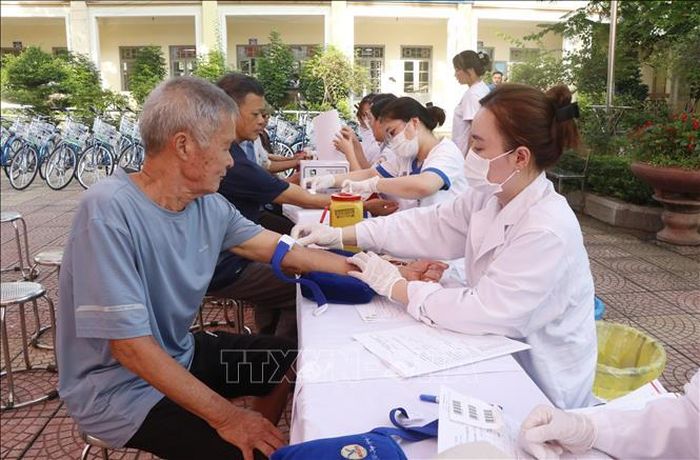 Đông đảo người dân, người có công với cách mạng được khám, phát thuốc miễn phí.