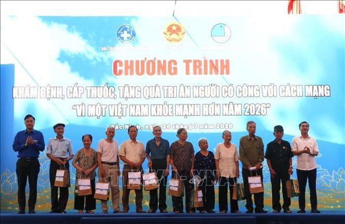 Ban tổ chức tặng quà cho các gia đình chính sách, người có công.
