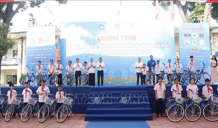 Ban tổ chức trao quà cho các em học sinh.
