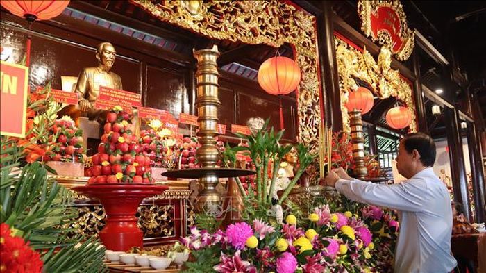 Ông Nguyễn Văn Thọ, Phó Chủ tịch Thường trực HĐND TP Hồ Chí Minh, dâng hương tưởng niệm Chủ tịch Hồ Chí Minh và hương linh các anh hùng liệt sĩ, đồng bào yêu nước.