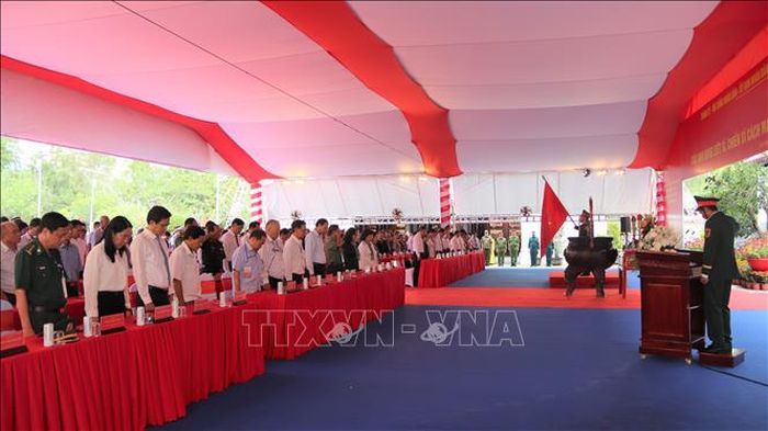 Các đại biểu dành phút mặc niệm anh hùng liệt sĩ và đồng bào yêu nước.