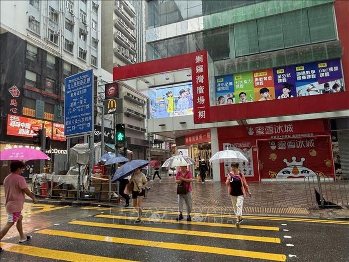 Đường phố Hong Kong (Trung Quốc) vắng vẻ do bão. Ảnh: Lê Anh/TTXVN
