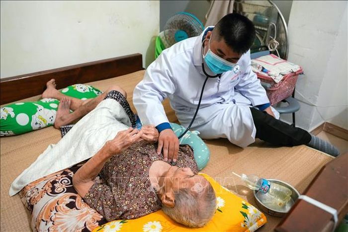 Bác sĩ Bệnh viện Thống Nhất Thành phố Hồ Chí Minh đến tận nhà khám sức khỏe cho người có công trên địa bàn phường Vũng Tàu.