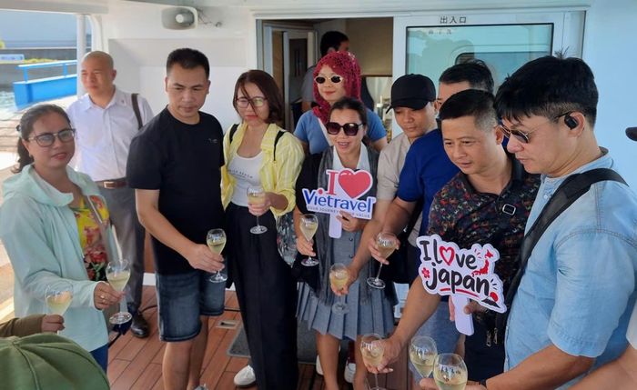 Chụp ảnh lưu niệm trên tàu khi tham quan vùng biển nội địa Setouchi, là vùng biển kín lớn nhất Nhật Bản.