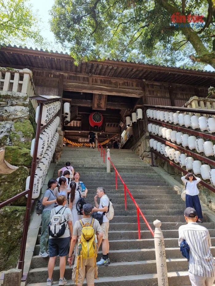 Lối chính lên đền Kibitsu.
