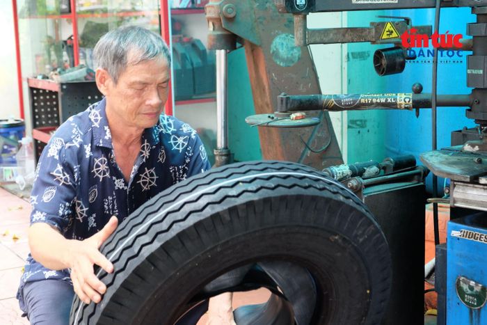 Dù đã có tuổi, ông Phạm Văn Năm vẫn hăng say lao động.