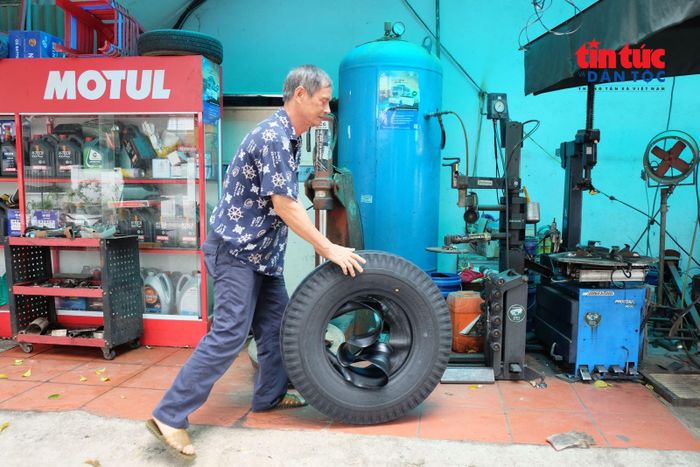 Những chiếc lốp ô tô nặng trịch cũng không làm khó được người lính già.