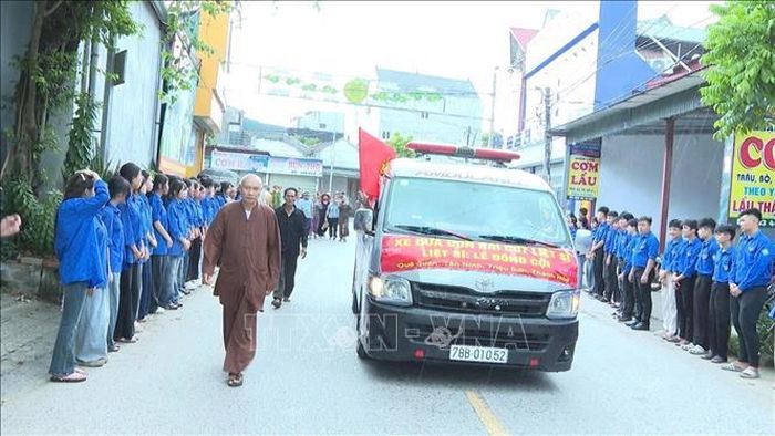 Xe chở hài cốt liệt sĩ Lê Đồng Cội, xã Tân Ninh trở về quê nhà an táng sau 53 năm tìm kiếm. Ảnh: TTXVN phát
