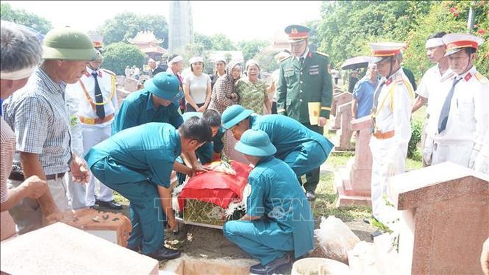 Lễ an táng liệt sĩ Nguyễn Trọng Cát tại Nghĩa trang liệt sĩ Triệu Sơn (xã Triệu Sơn). Ảnh: TTXVN phát