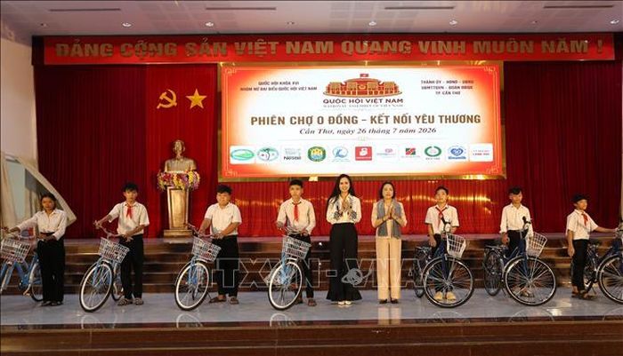 Phó Chủ tịch Quốc hội Nguyễn Thị Thanh tặng xe đạp cho học sinh. Ảnh: Duy Khương/TTXVN