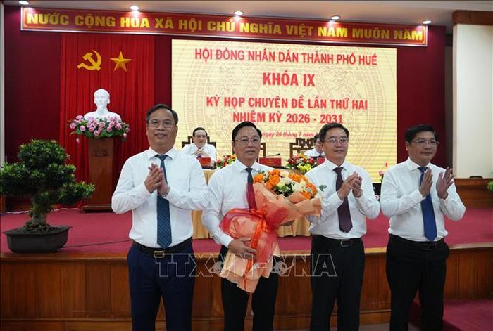 Thường trực Thành ủy Huế tặng hoa chúc mừng đồng chí Lê Trí Thanh, tân Chủ tịch UBND thành phố Huế.