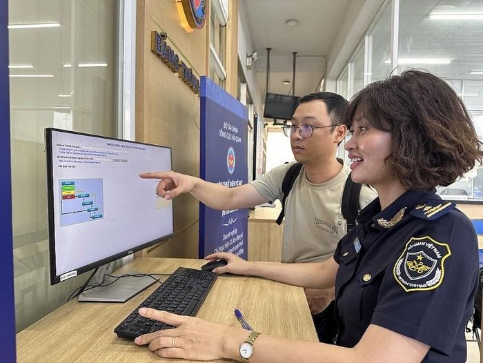 Cục Hải quan Thành phố Hồ Chí Minh đã ứng dụng nhiều phần mềm công nghệ giúp doanh nghiệp tra cứu thông tin thông quan hàng hóa. Ảnh: Lê Thu