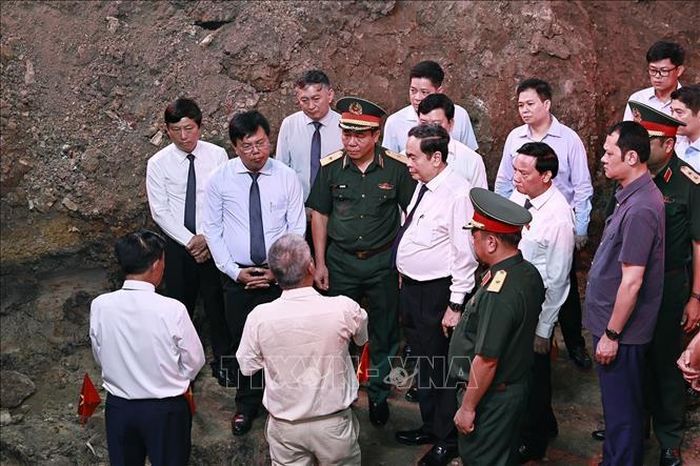 Chủ tịch Quốc hội Trần Thanh Mẫn thăm, động viên các lực lượng tham gia tìm kiếm, quy tập hài cốt liệt sĩ tại Công viên Lê Thị Riêng (Thành phố Hồ Chí Minh). Ảnh: Doãn Tấn/TTXVN