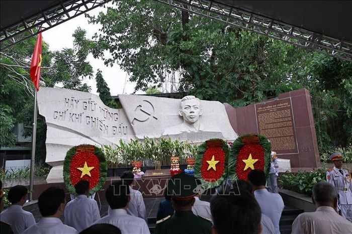 Chủ tịch Quốc hội Trần Thanh Mẫn dâng hoa, dâng hương tại Tượng đài cố Tổng Bí thư Trần Phú. Ảnh: Doãn Tấn/TTXVN