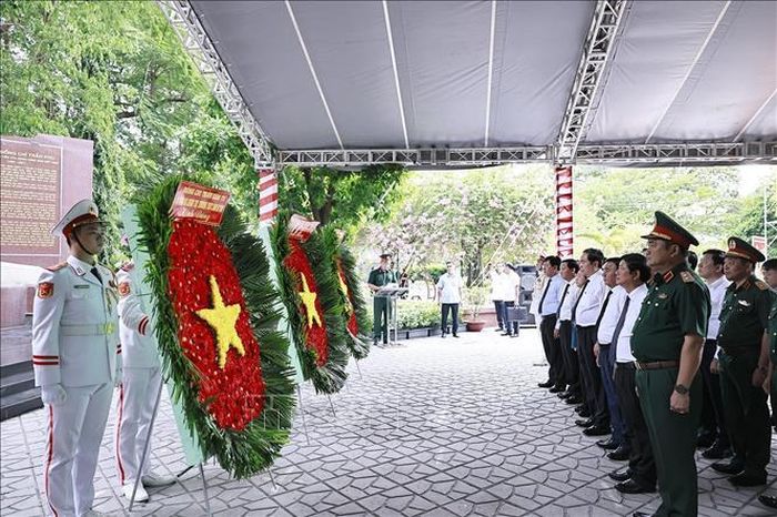 Chủ tịch Quốc hội Trần Thanh Mẫn dâng hoa, dâng hương tại Tượng đài cố Tổng Bí thư Trần Phú. Ảnh: Doãn Tấn/TTXVN