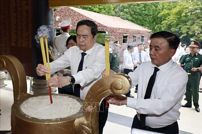 Chủ tịch Quốc hội Trần Thanh Mẫn và Thường trực Ban Bí thư Trần Cẩm Tú dâng hương tại Nhà bia tưởng niệm ghi danh liệt sĩ Quận 10. Ảnh: Doãn Tấn/TTXVN