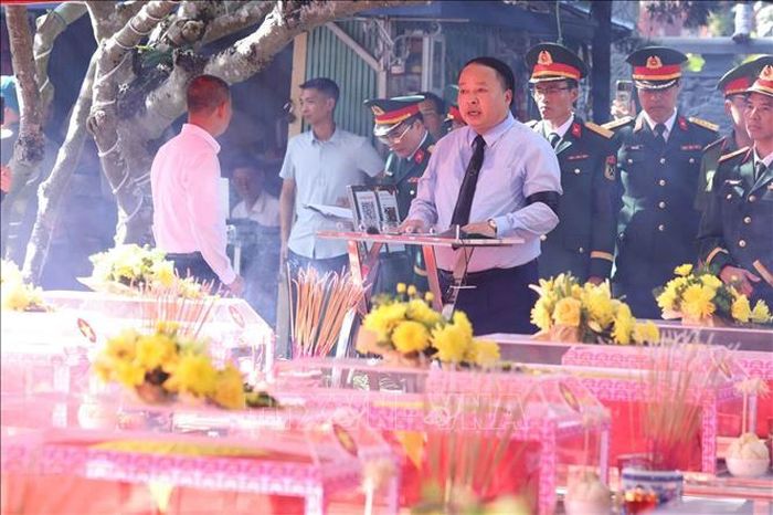 Phó Bí thư Tỉnh ủy, Chủ tịch UBND tỉnh Tuyên Quang Phan Huy Ngọc đọc lời viếng các Anh hùng liệt sĩ. Ảnh: Hoàng Hiếu/TTXVN