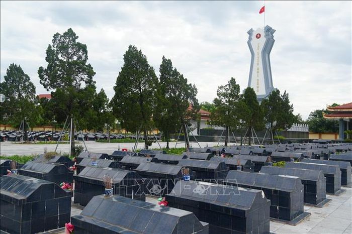 Tại Nghĩa trang Liệt sĩ Hoằng Hóa, nơi quy tập 660 phần mộ liệt sĩ, thực hiện Kế hoạch số 245 của Ban Chỉ đạo về tìm kiếm, quy tập và xác định danh tính hài cốt liệt sĩ còn thiếu thông tin bằng phương pháp giám định ADN, lực lượng chức năng tổ chức lấy mẫu sinh phẩm đối với 38 phần mộ chưa xác định được thông tin. Ảnh: Khiếu Tư/TTXVN