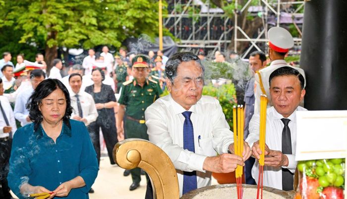 Chủ tịch Quốc hội Trần Thanh Mẫn thành kính dâng hương tưởng niệm các Anh hùng liệt sĩ tại Công viên Lê Thị Riêng.
