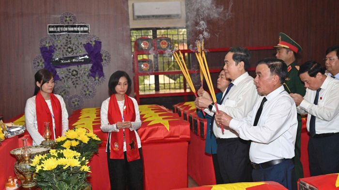 Đoàn công tác dâng hương tại Nhà quàn hài cốt liệt sĩ ở Công viên Lê Thị Riêng.