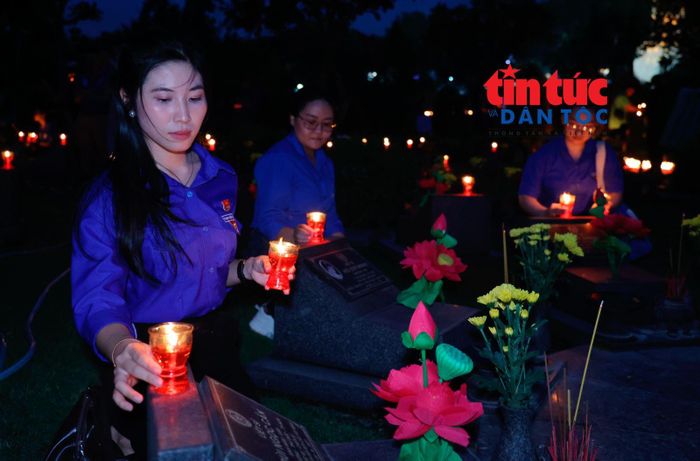 Bạn Ngô Thị Ngọc Huyền, giáo viên Trường Long Thạnh Mỹ (phường Long Bình, TP Hồ Chí Minh) xúc động khi tham gia thắp nến tri ân các Anh hùng liệt sĩ.