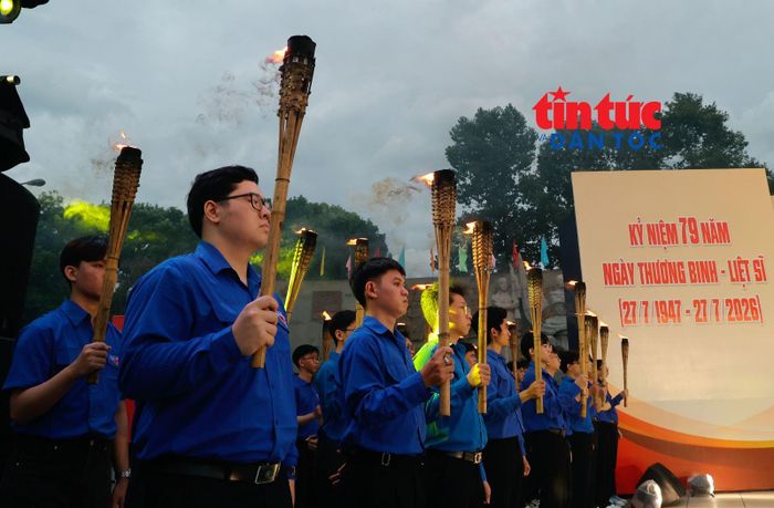 Các thanh niên cùng nhau thắp đuốc tưởng nhớ công ơn của các Anh hùng liệt sĩ tại buổi lễ.