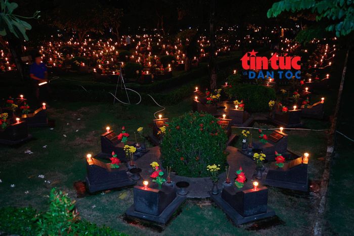Hơn 14.000 ngọn nến đã được các đoàn viên, thanh niên tình nguyện thắp sáng trên các phần mộ của các Anh hùng liệt sĩ tại Nghĩa trang Liệt sĩ TP Hồ Chí Minh.
