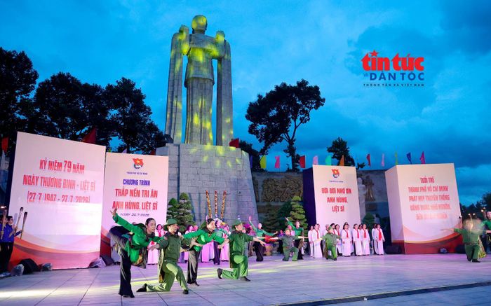 Chương trình nghệ thuật tái hiện những hy sinh của các thế hệ cha ông tại buổi lễ.