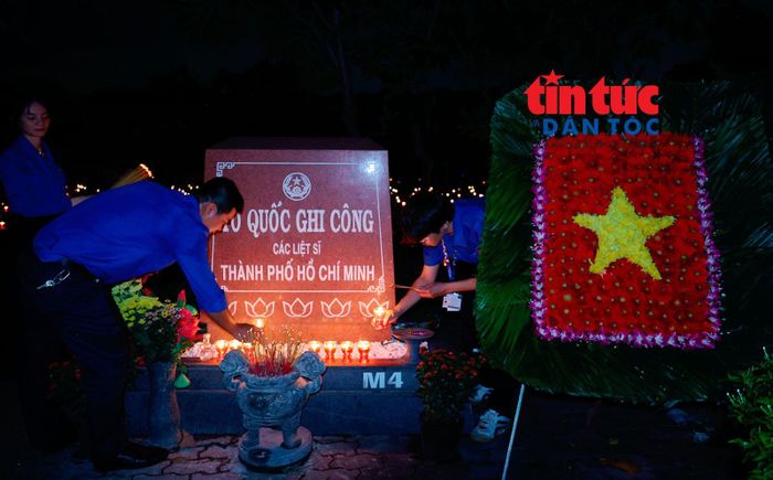 Các thanh niên thành kính thắp từng ngọn nến tưởng nhớ các Anh hùng liệt sĩ.