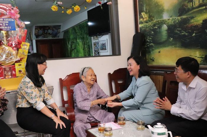 Bà Trương Thị Bích Hạnh, Phó Chủ tịch Thường trực Ủy ban MTTQ Việt Nam TP Hồ Chí Minh đã đến thăm hỏi, tặng quà Mẹ Việt Nam Anh hùng, thương binh và gia đình có công cách mạng trên địa bàn thành phố.