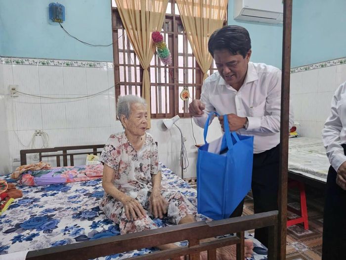 Ông Bùi Thanh Nhân tặng quà và bày tỏ lòng biết ơn sâu sắc trước những hy sinh, cống hiến của Mẹ Việt Nam Anh hùng đối với sự nghiệp đấu tranh giải phóng dân tộc.