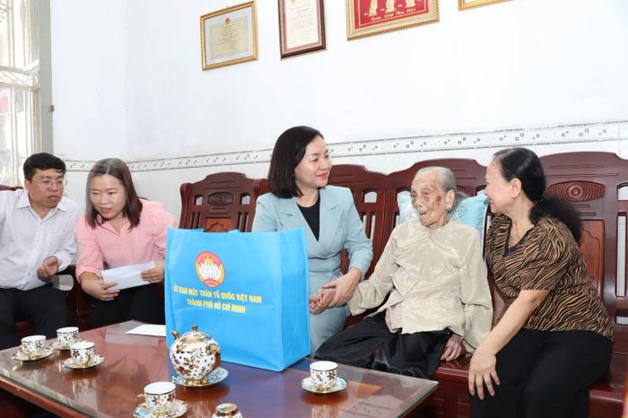 Bà Trương Thị Bích Hạnh ân cần thăm hỏi sức khỏe, đời sống và trao quà tri ân Mẹ Việt Nam Anh hùng.