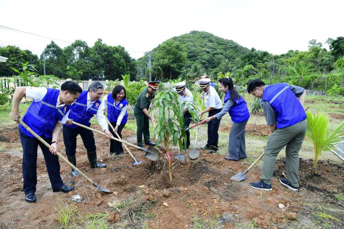 Tại Trạm Rađa 590, các đại biểu đã cùng cán bộ, chiến sĩ trồng và chăm sóc cây xanh, thực hiện công trình “Vườn cây Đại đoàn kết”.