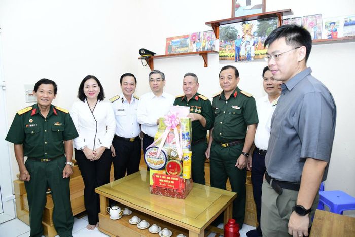 Tại đặc khu Côn Đảo, lãnh đạo TP Hồ Chí Minh đã đến thăm và tặng quà cho ông Nguyễn Đình Bá.