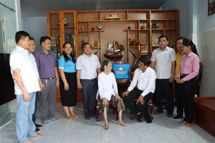 Ông Bùi Thanh Nhân, Ủy viên Ban Thường vụ Thành ủy, Phó Chủ tịch Ủy ban MTTQ Việt Nam TP Hồ Chí Minh, Chủ tịch Liên đoàn Lao động Thành phố thăm hỏi Mẹ Việt Nam anh hùng.