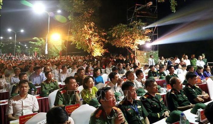 Đông đảo cán bộ, các lực lượng, cựu chiến binh và nhân dân tham dự Chương trình cầu truyền hình trực tiếp. Ảnh: Đức Thọ/TTXVN